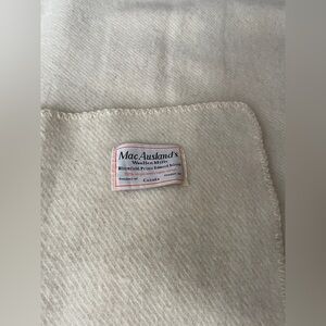 MACAUSLAND'S WOOLLEN MILLS Virgin Wool Blanket in Natural/White XL